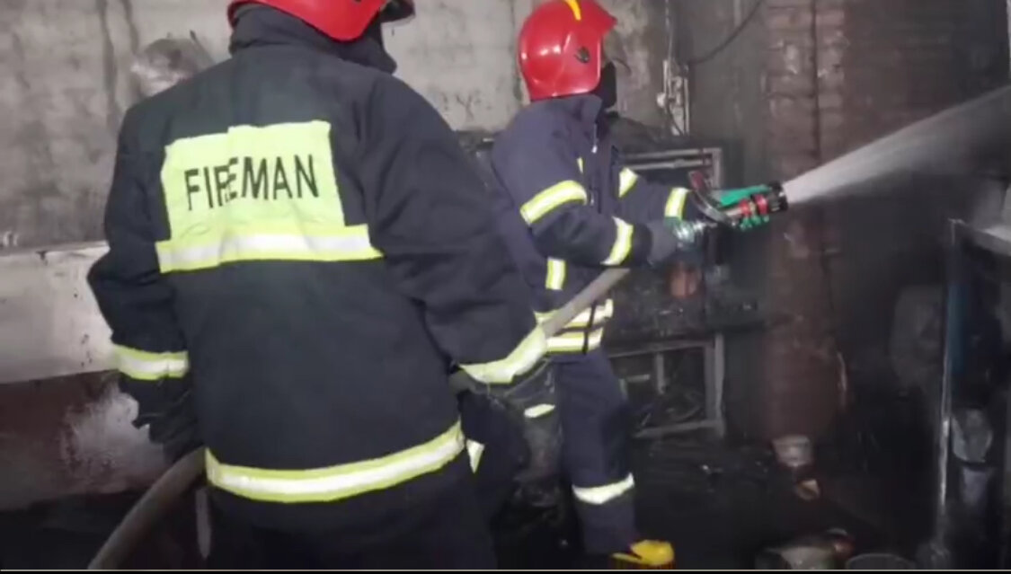 آتش‌سوزی در کارگاه اتاق‌سازی خودروهای سنگین در میاندوآب مهار شد