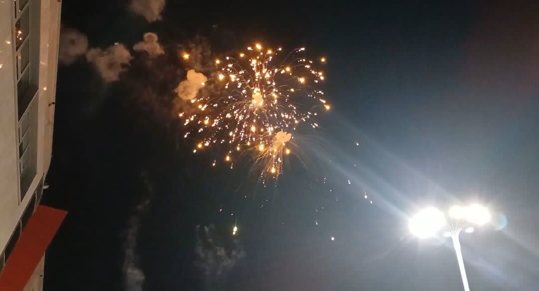 آسمان سنندج در شب پیروزی انقلاب نورافشانی شد