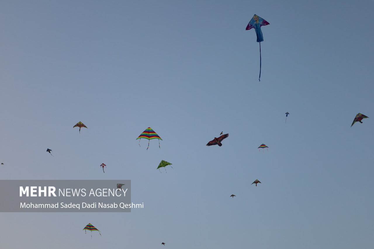 آسمان سنندج میزبان پرواز هزاران بادبادک کودکانه شد