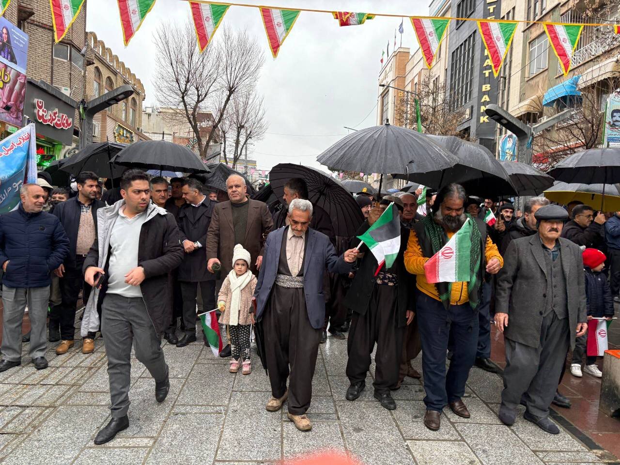 آغاز راهپیمایی ۲۲ بهمن در سنندج زیر بارش باران