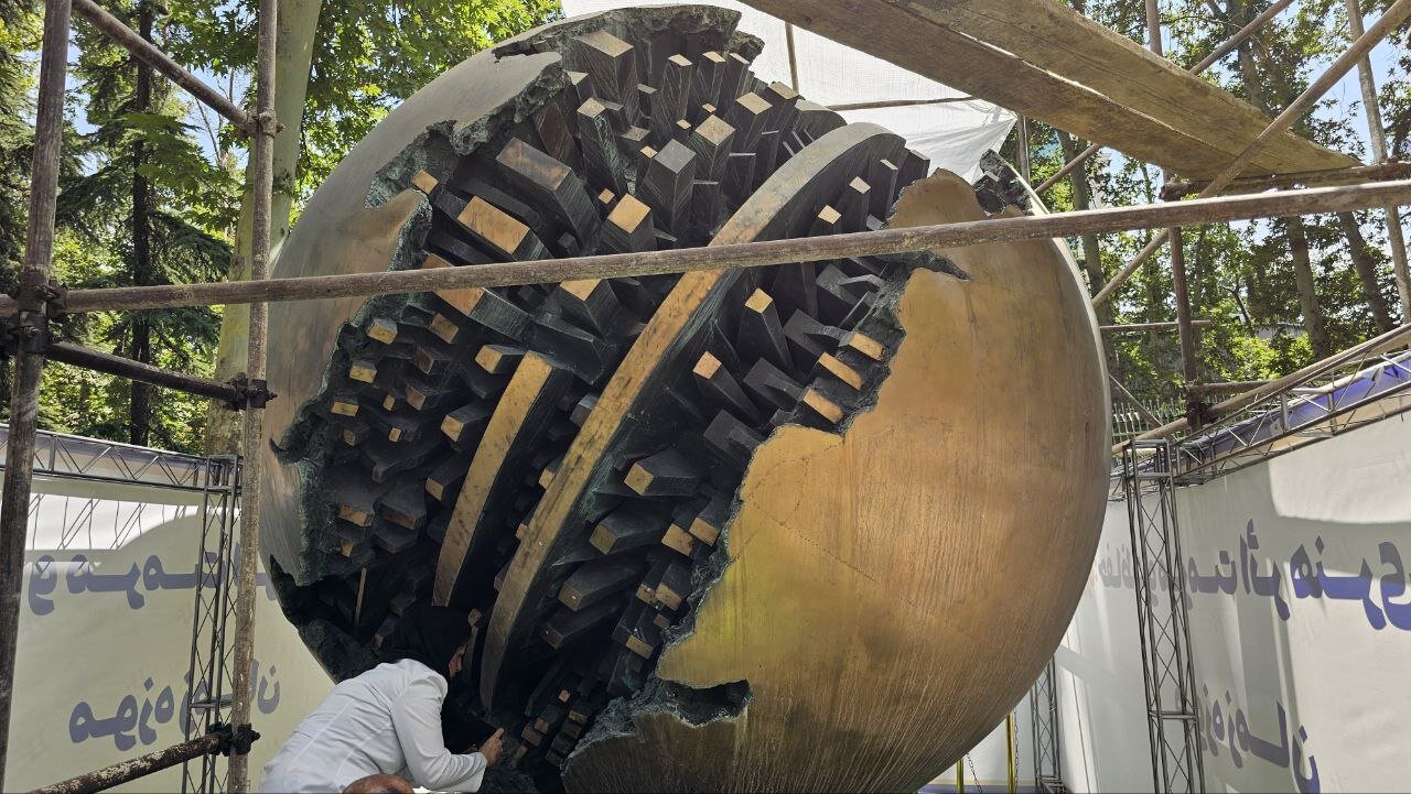 آغاز مرمت بزرگترین گوی برنزی پومودوروی ایران +فیلم