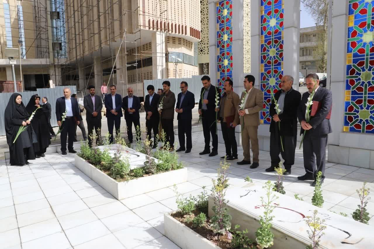 آغاز هفته هنر انقلاب در کردستان با عطر گل و یاد شهیدان گمنام