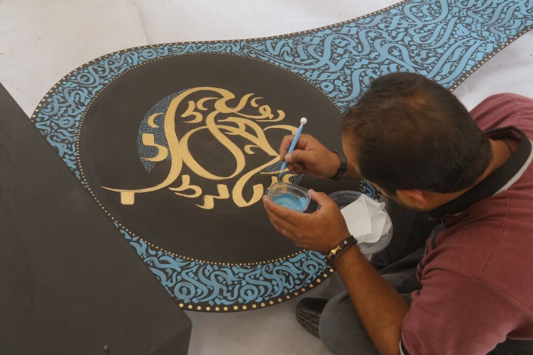 آماده سازی فضای شهر برای ایام محرم/زیبانویسی هنری روی سازههای حجمی تهران