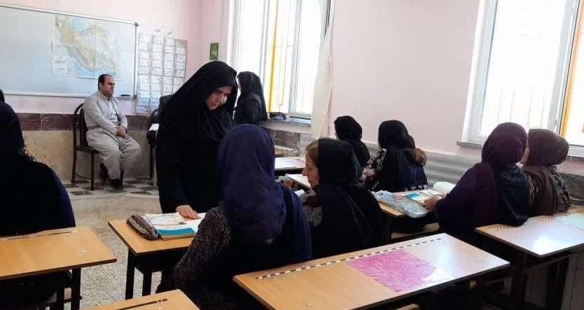 آموزش زنان و دختران روستایی از برنامههای سوادآموزی کردستان
است
