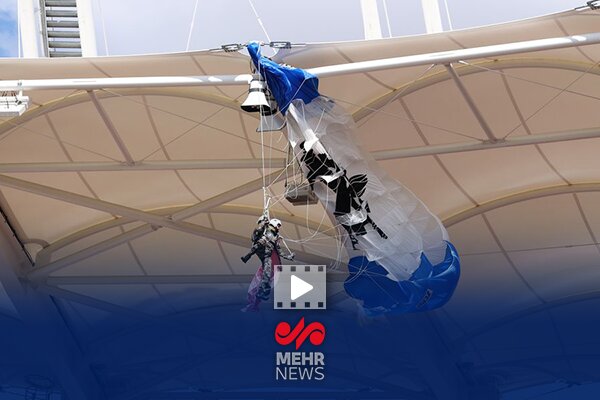 آویزان شدن یک چترباز از سقف ورزشگاهی در فرانسه