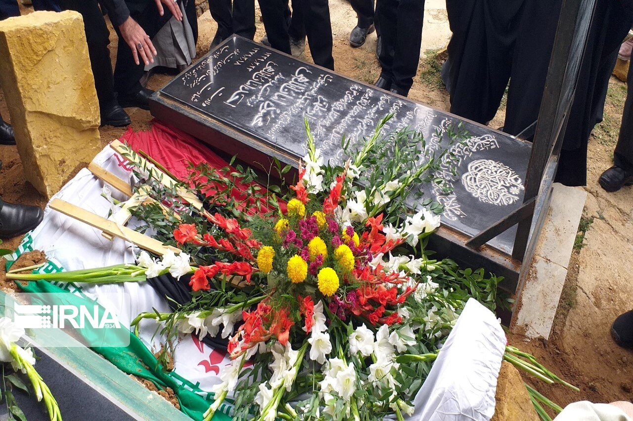 آیین تشییع پیکر مادر شهیدان امان اللهی در بیجار