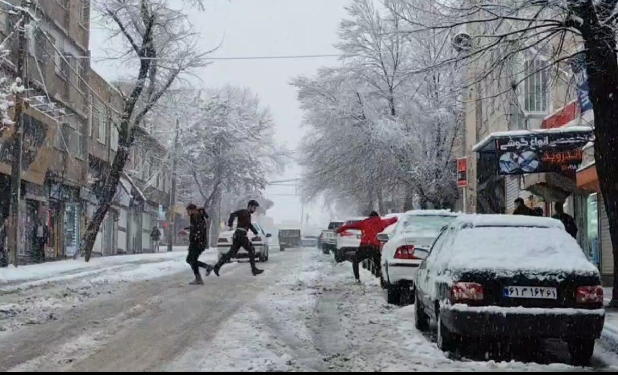 ابراز شادمانی جوانان سقزی از بارش برف