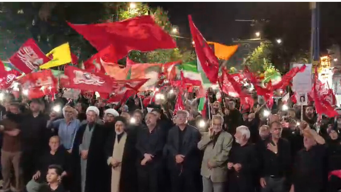 اجتماع شبانه مردم ارومیه در تداوم حمایت از رهبری و انقلاب