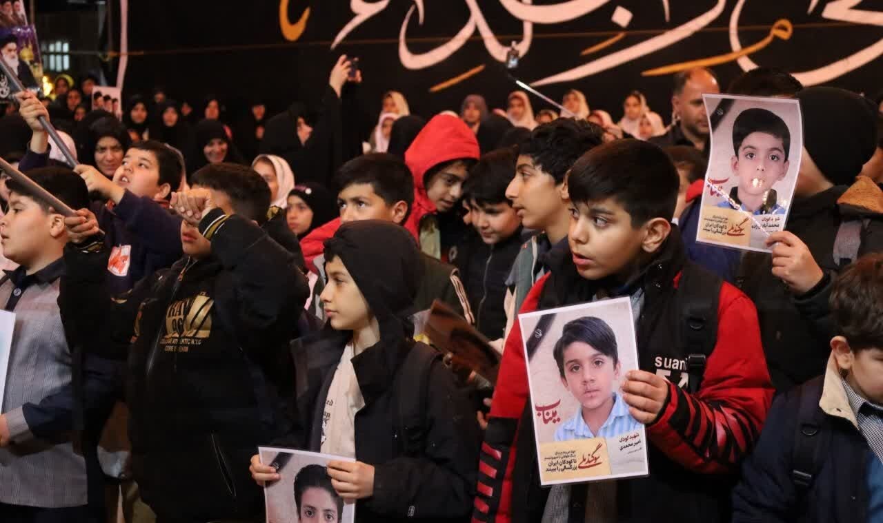 اجتماع «کولهپشتیها» در سریشآباد؛ شبی به یاد دانشآموزان شهید میناب