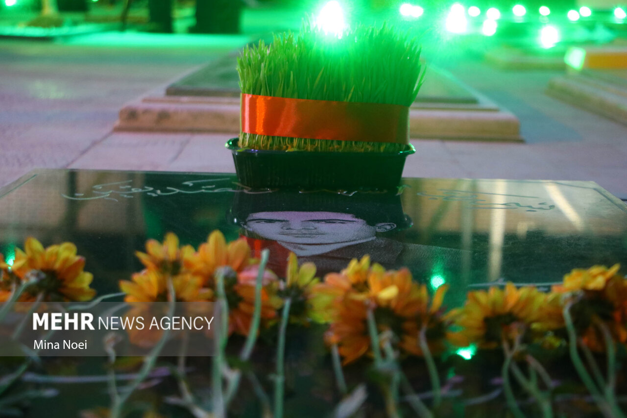 اجرای برنامه تحویل سال نو در ۳۰۰ گلزار شهدا