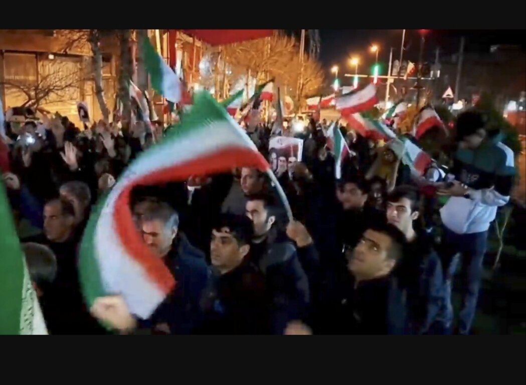 اجرای سرودهای انقلابی توسط کودکان و نوجوانان سنندجی در تجمعات شبانه