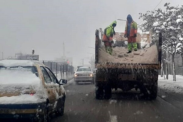 اجرای عملیات برفروبی و نمکپاشی در معابر منطقه ۸