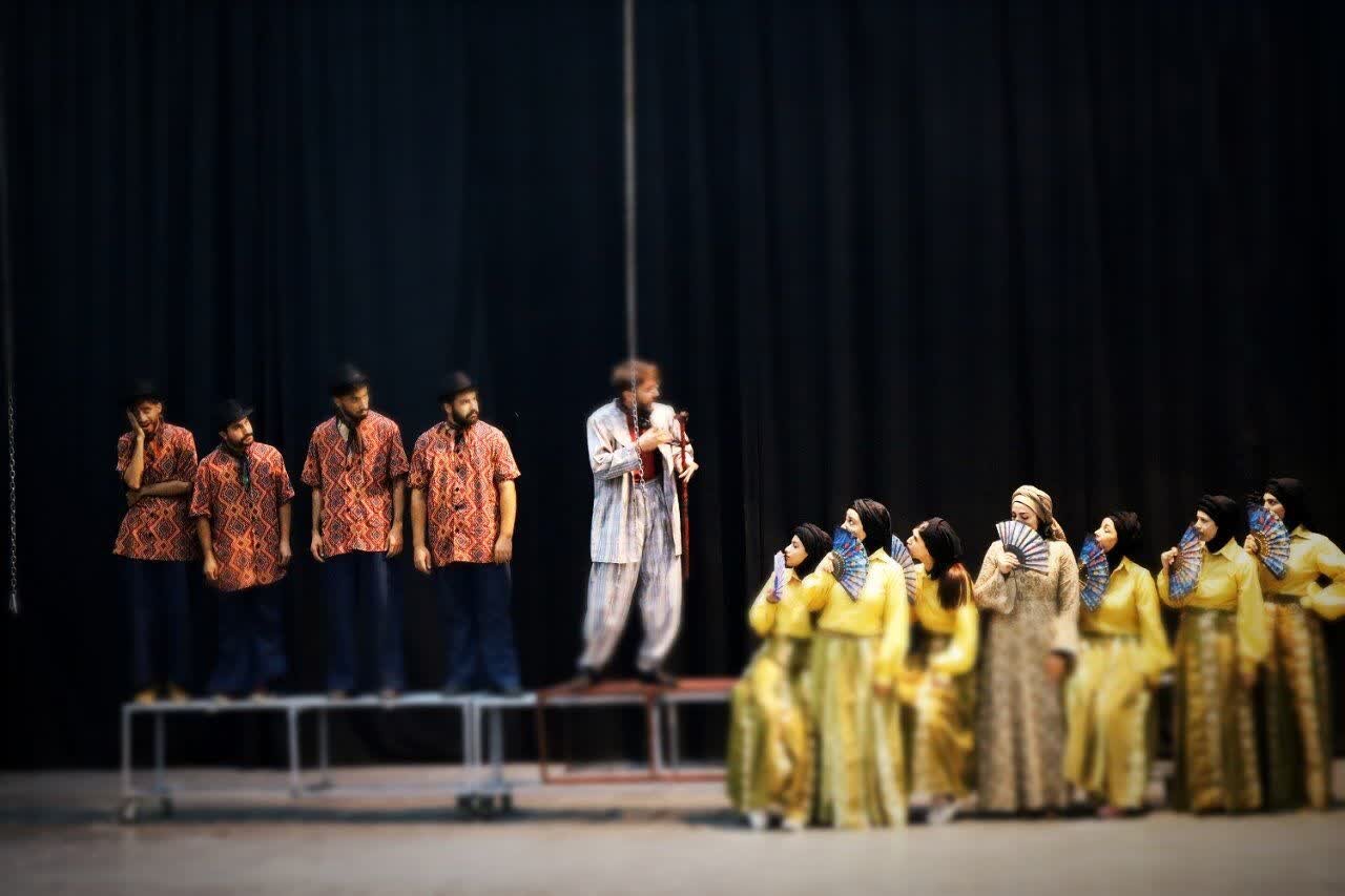 اجرای عمومی تئاتر «نمایش عروسی داریم و عروسی» درسنندج