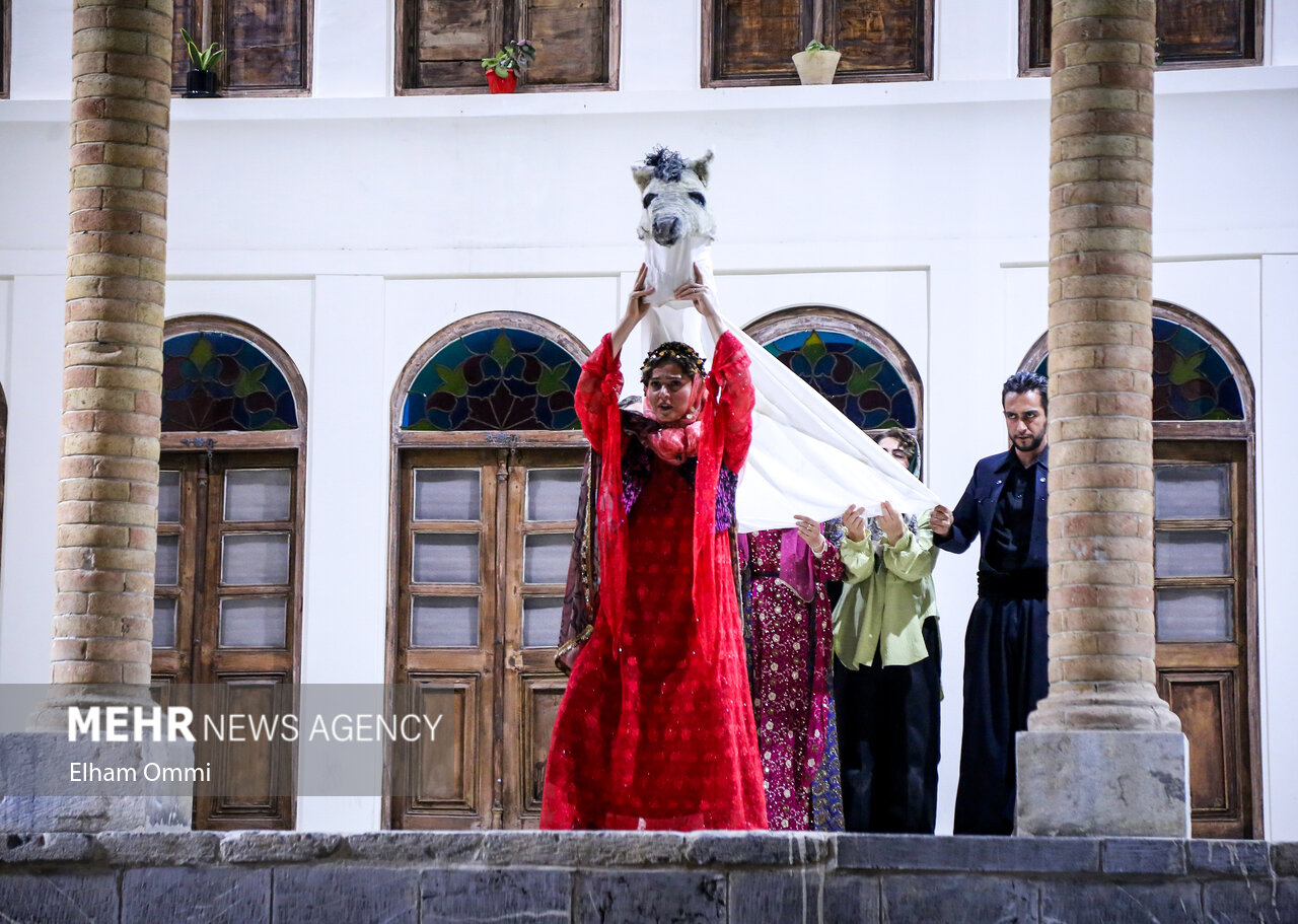 اجرای نمایش «راز تنهاییم تو بودی» در سنندج