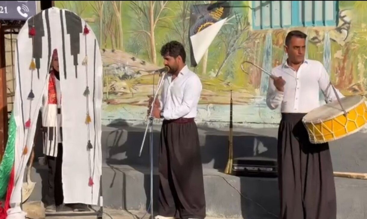 اجرای نمایش مرثیه‌خان در تئاتر خیابانی مریوان