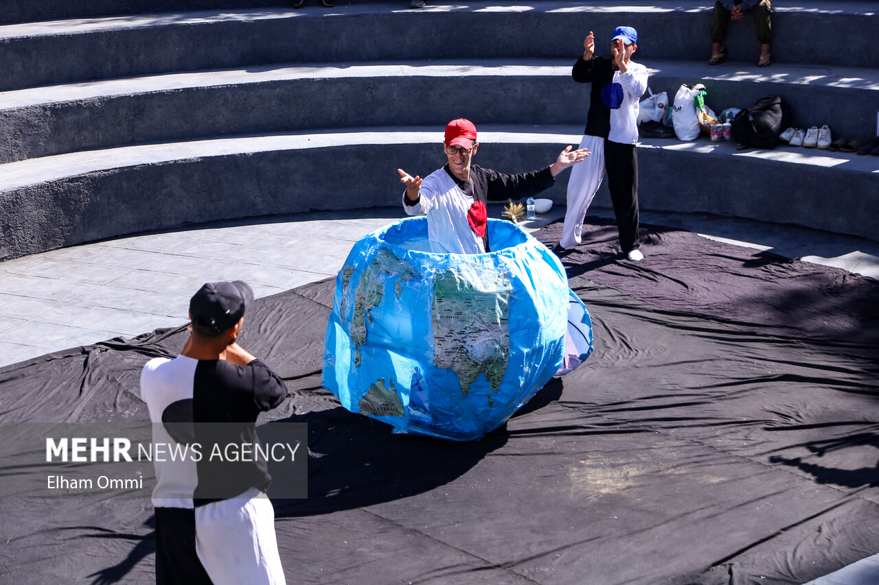 اجرای نمایش پاپیون قرمز در جشنواره بینالمللی تئاتر خیابانی مریوان