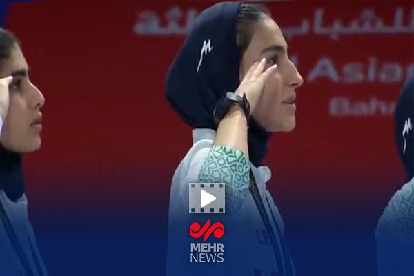 احترام نظامی بازیکنان تیم ملی فوتسال بانوان ایران پس از قهرمانی