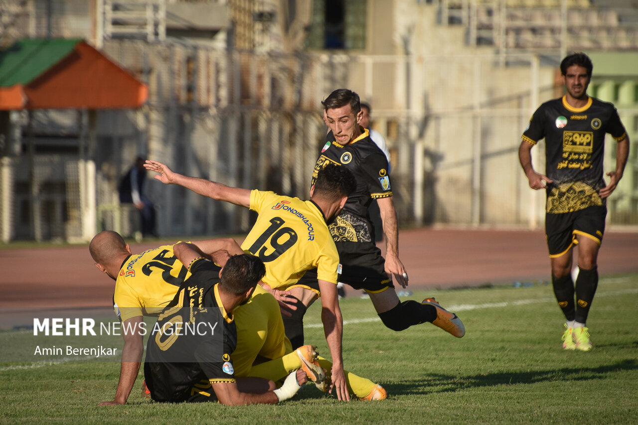 احمدزاده از پاسخ به سوال حاشیهای امتناع کرد