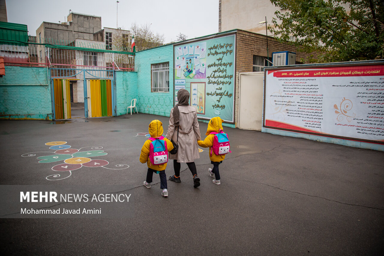 اخذ رضایت‌نامه از والدین برای حضور فرزندان در مدارس قانونی نیست