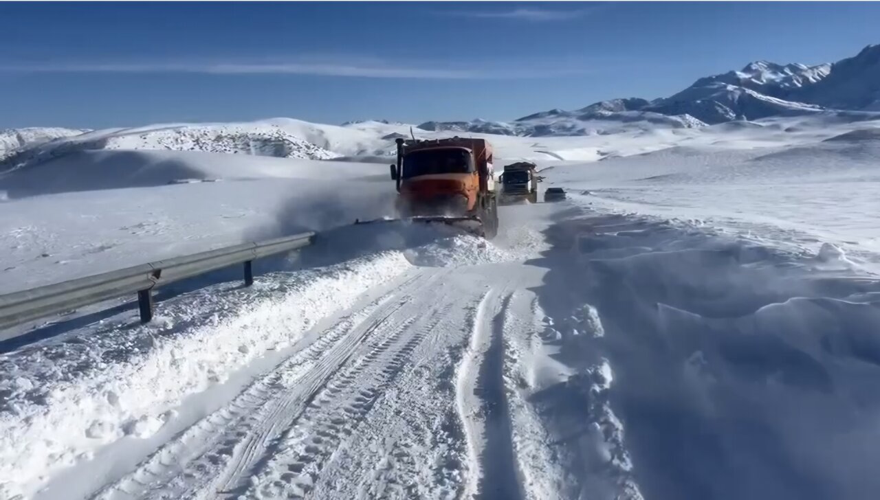 ادامه بی‌وقفه عملیات برف‌روبی در محورهای مهدیشهر و دامغان