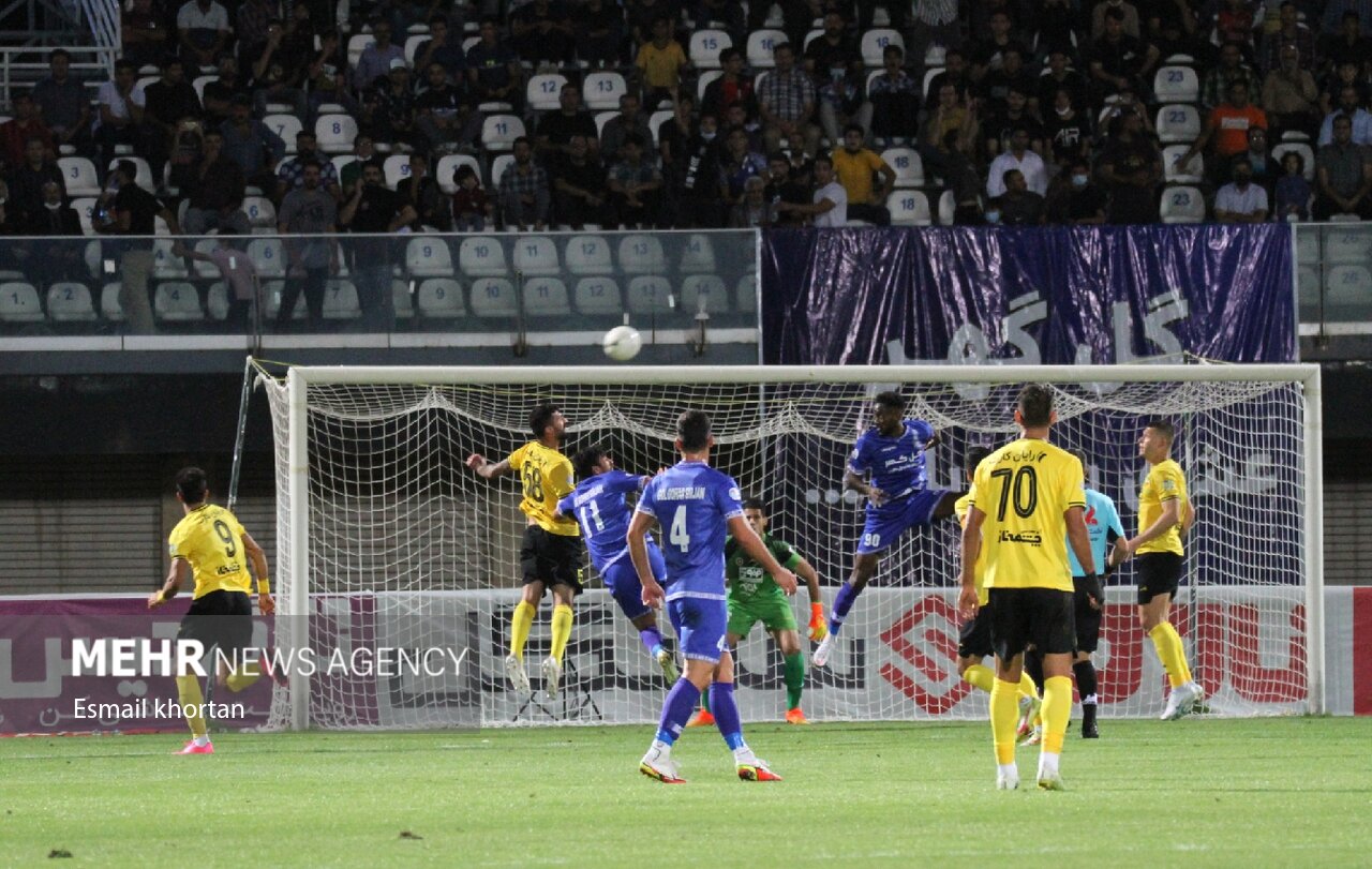 ادامه لیگ برتر فوتبال به پاییز کشید