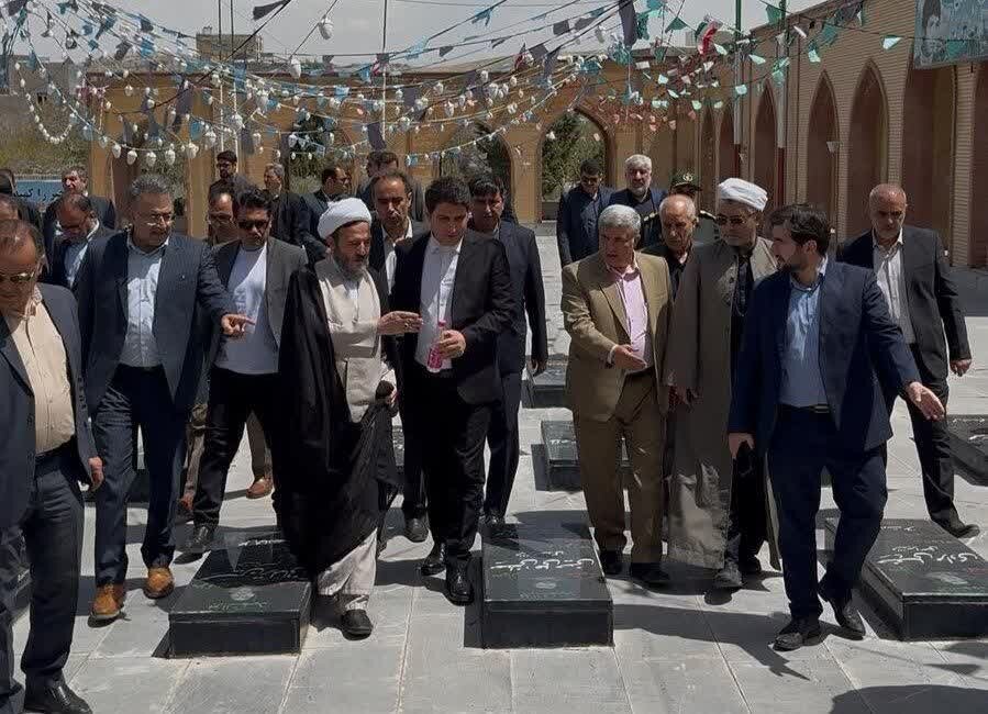 ادای احترام استاندارکردستان به مقام شهدای بیجار ودیدار با خانواده شهدا