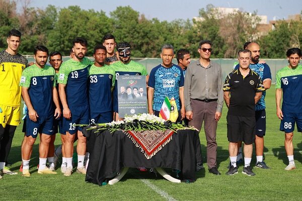 ادای احترام بازیکنان و کادر فنی سپاهان به رئیس جمهور