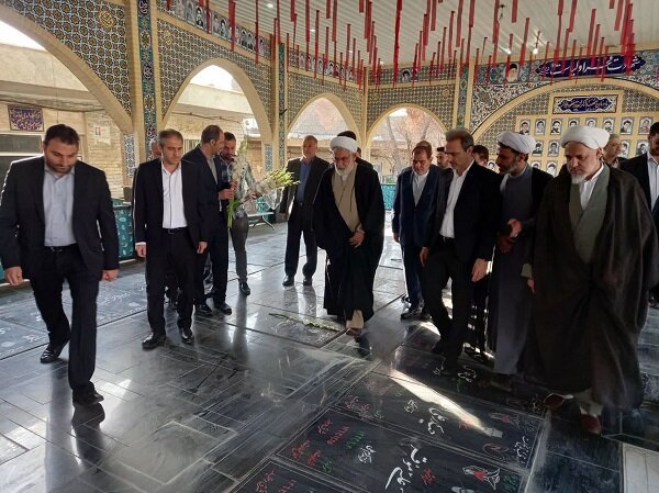 ادای احترام دادستان کل کشور به مقام شامخ شهدای ساوه