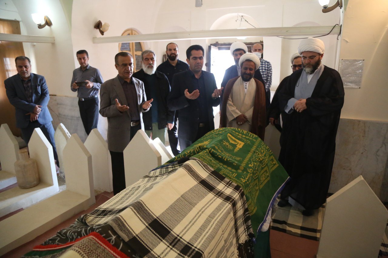 ادای احترام رئیس سازمان تبلیغات اسلامی بر مزار شهید
شیخالاسلام