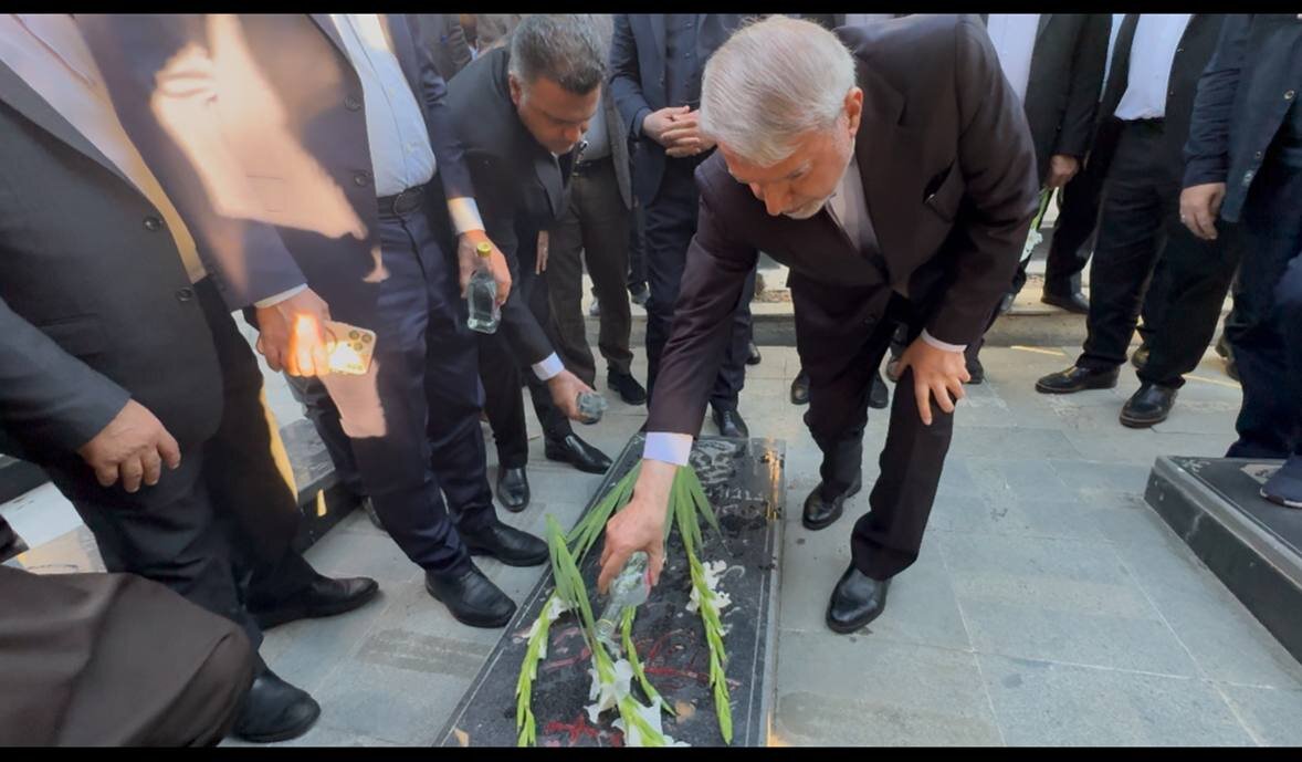 ادای احترام وزیر میراثفرهنگی، گردشگری و صنایعدستی به شهدای سنندج