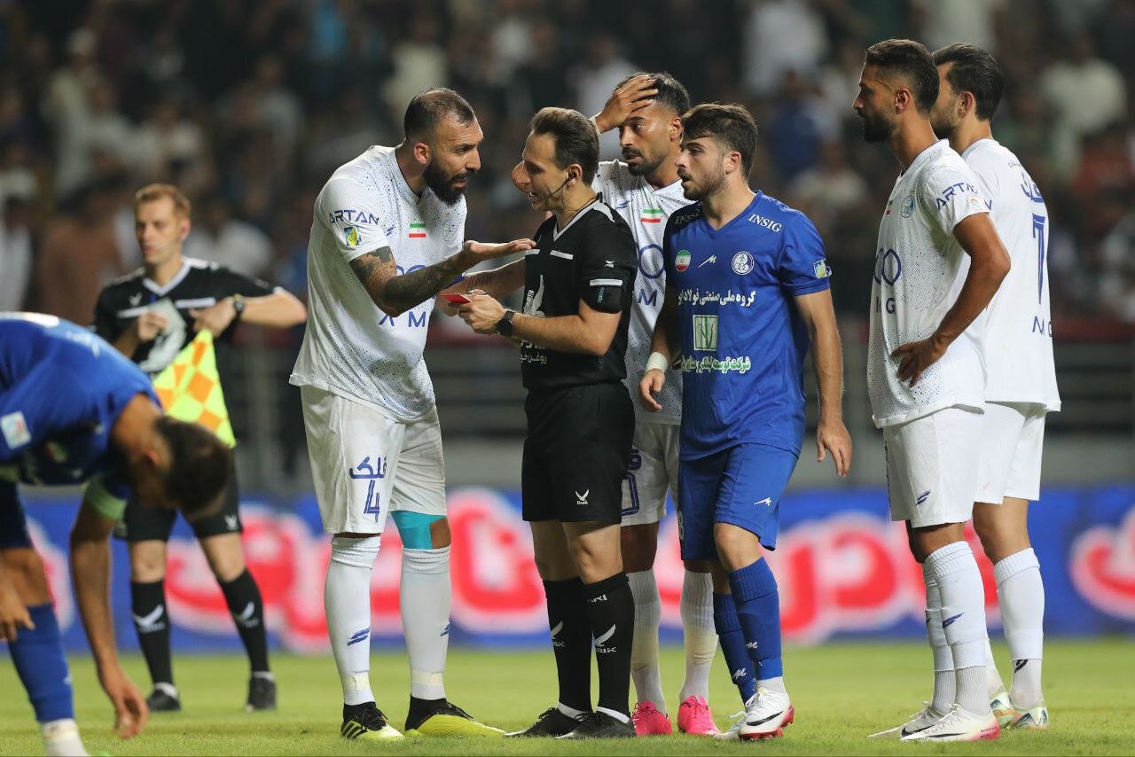 ادعای باشگاه استقلال: به داور بازی با استقلال خوزستان حمله فیزیکی شد