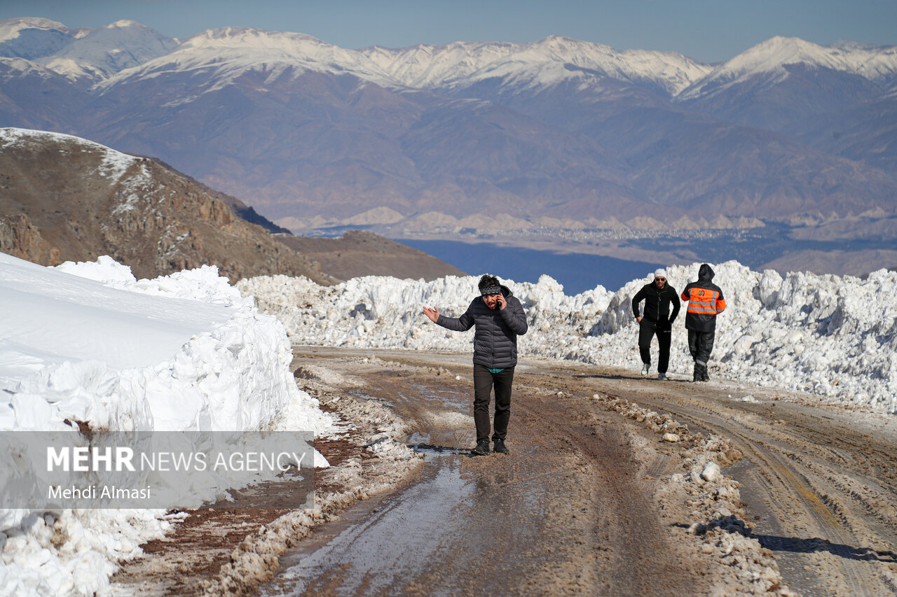 ارتفاع برف در گردنه مایینبلاغ محور شاهیندژ – تکاب به بیش از ۴۰ سانتی متر رسید