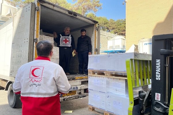 ارسال و تحویل نخستین محموله کمک‌های صلیب سرخ به ایران