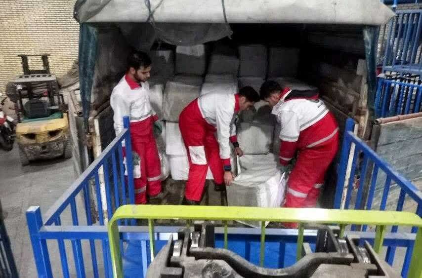 ارسال کمک‌های نقدی و کالایی کمیته امداد به مناطق زلزله‌زده