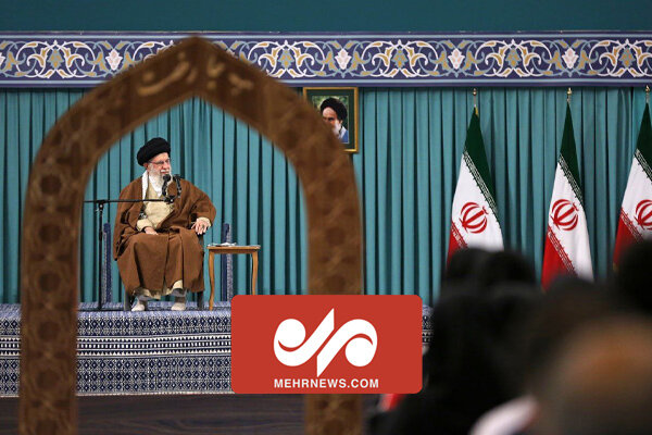 از بانویی که با کودک خود روی سکو رفت، تشکر میکنم