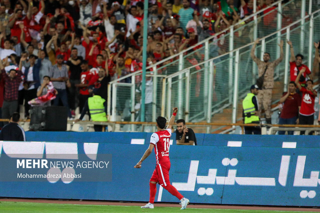 ازدحام جمعیت پشت درهای ورزشگاه آزادی/ توفان یحیی بین تماشاگران