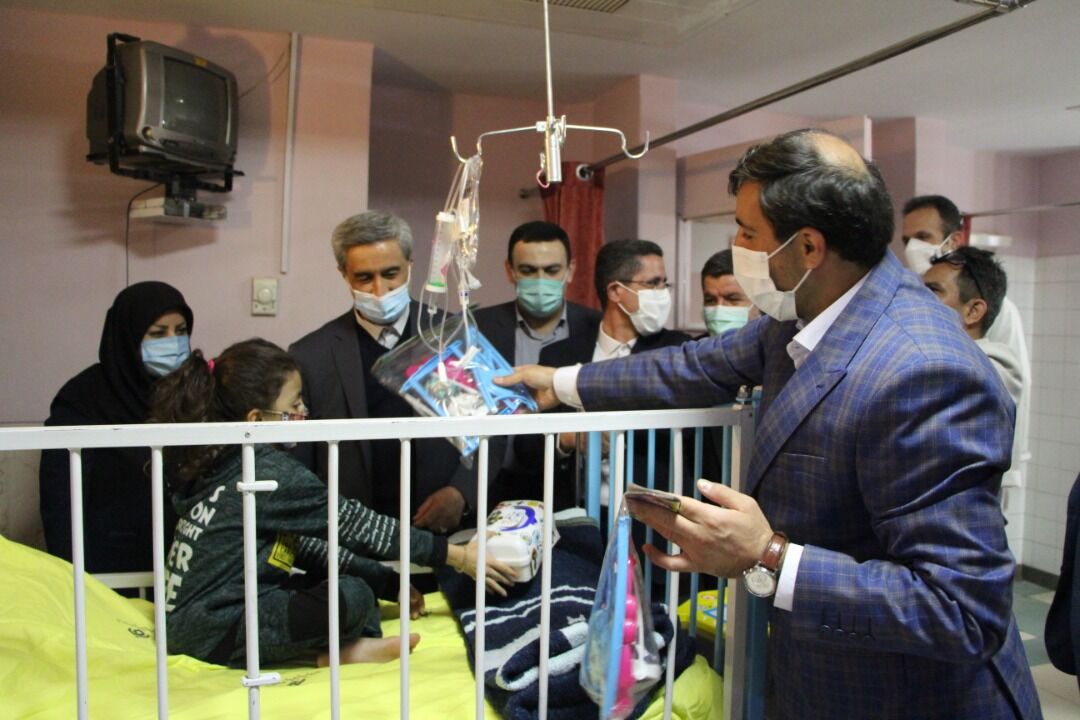 استاندار همدان به عیادت کودکان بستری در بیمارستان رفت
