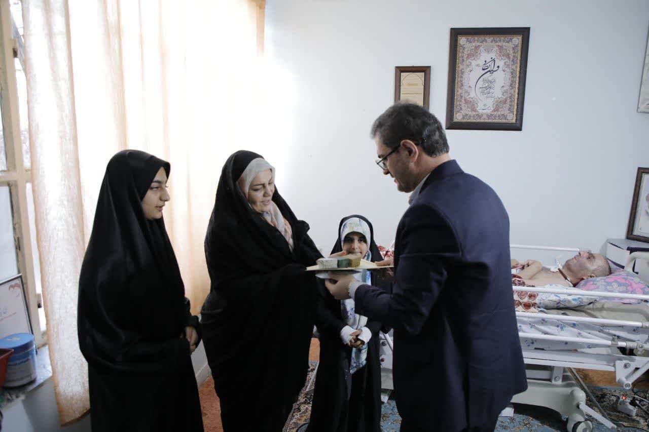 استاندار کردستان با جانباز حریم امنیت در سنندج دیدارکرد