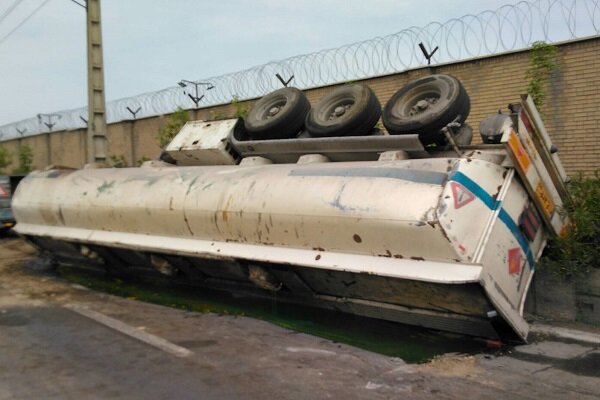 استفاده از جرثقیل سنگین سازمان آتش‌نشانی در حادثه واژگونیتانکر