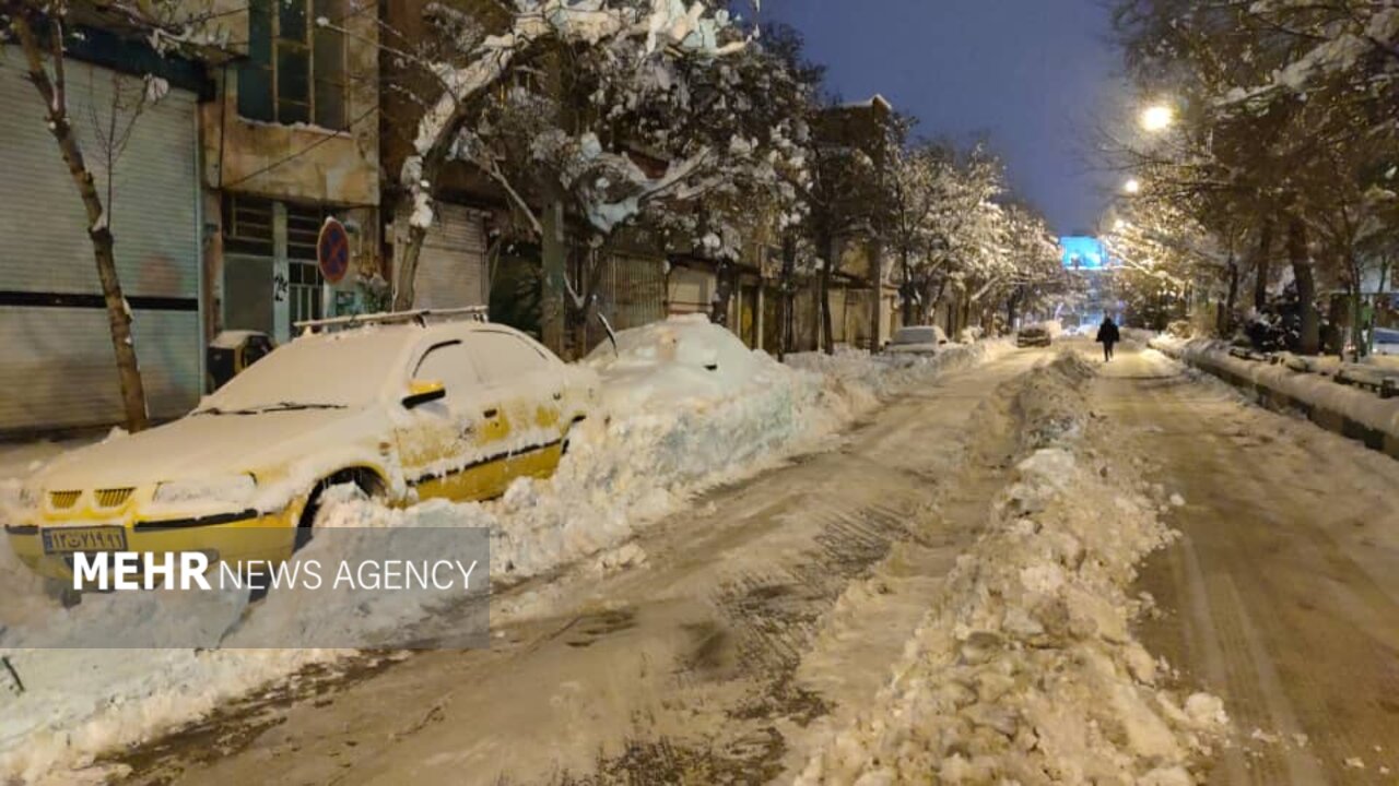 استفاده از حیاط مدارس سنندج به عنوان پارکینگ تاکسی در زمانبارش