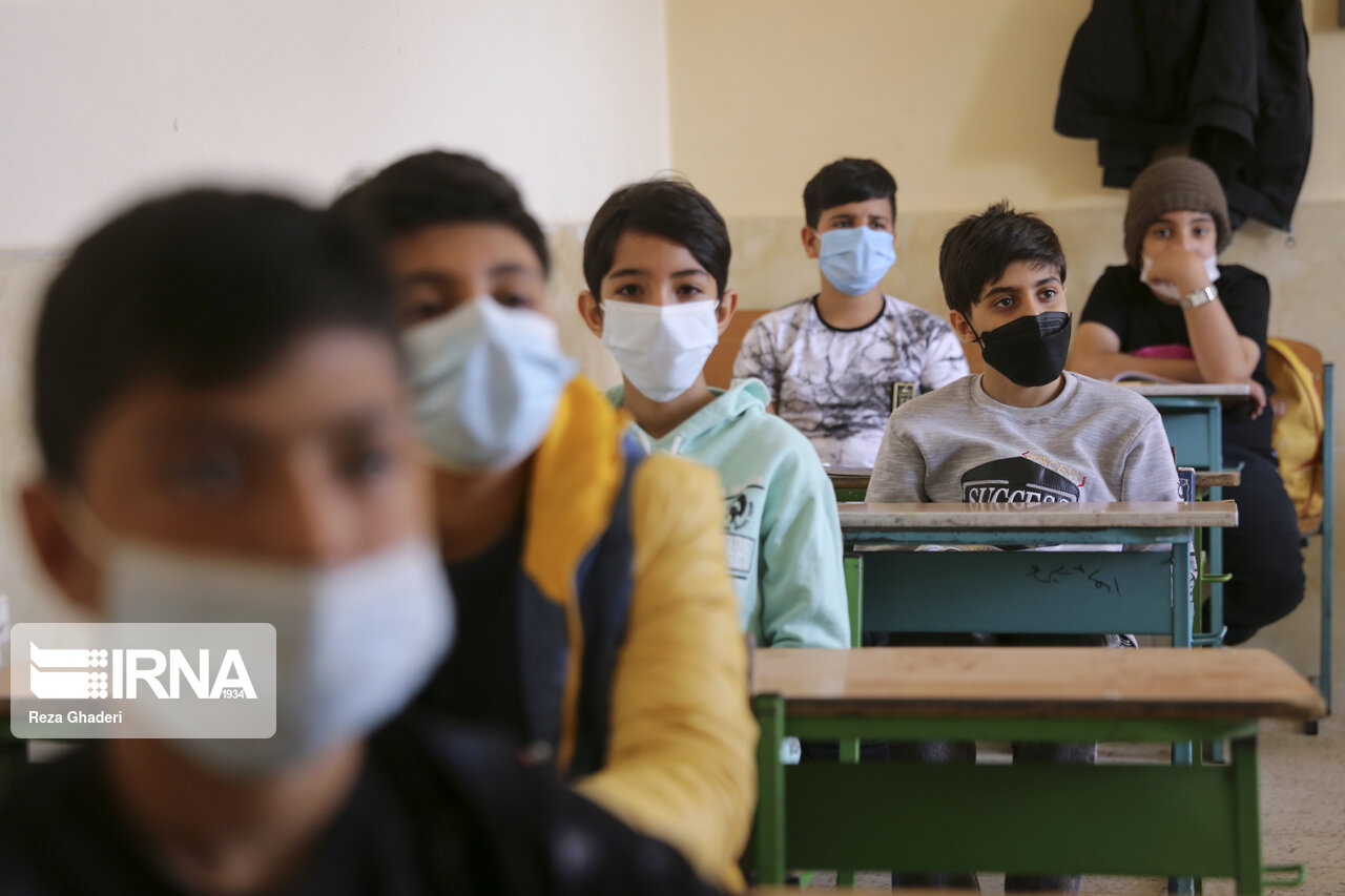 استفاده از ماسک در مدارس و مراکز آموزشی اجباری است / ضرورت تزریق دز یادآور