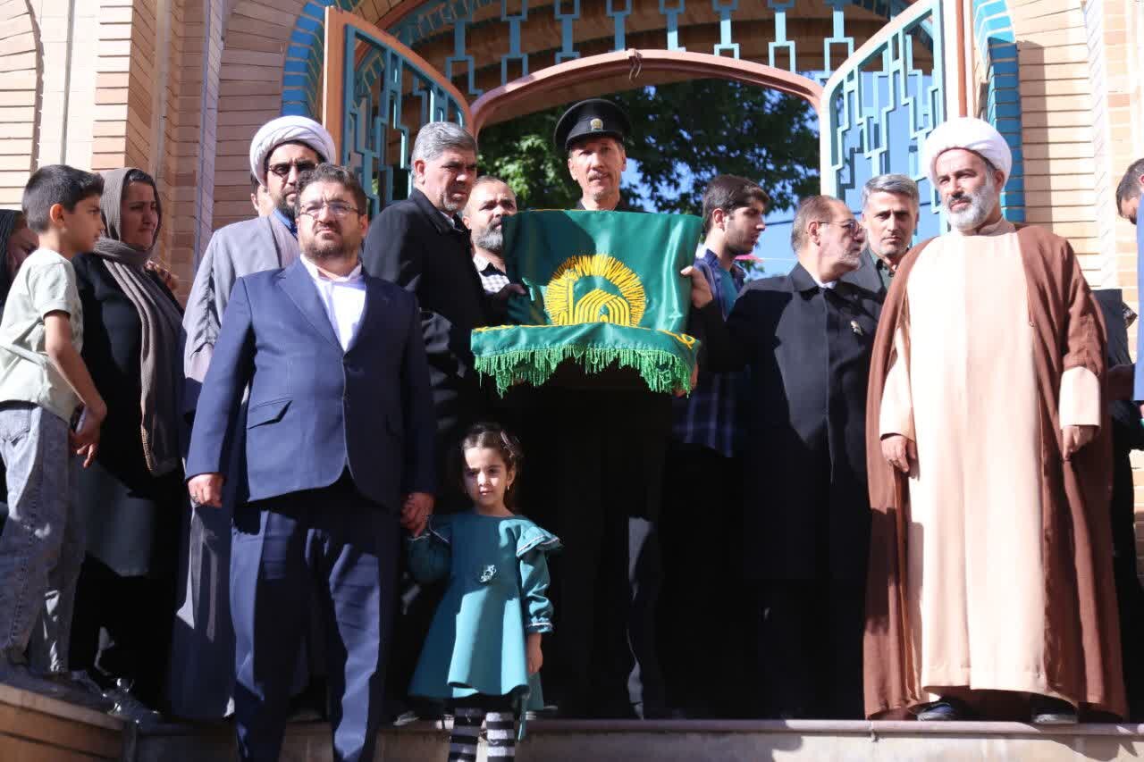 استقبال سنندجی‌ها از بیرق رضوی در مقبره هاجره خاتون سنندج