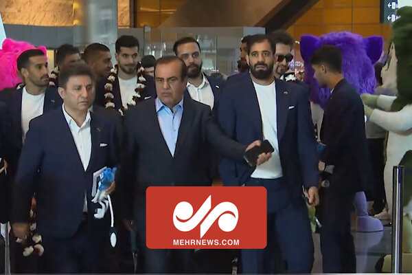 استقبال قطریها و نماد عروسکی جام ملتهای آسیا از تیم ملی ایران