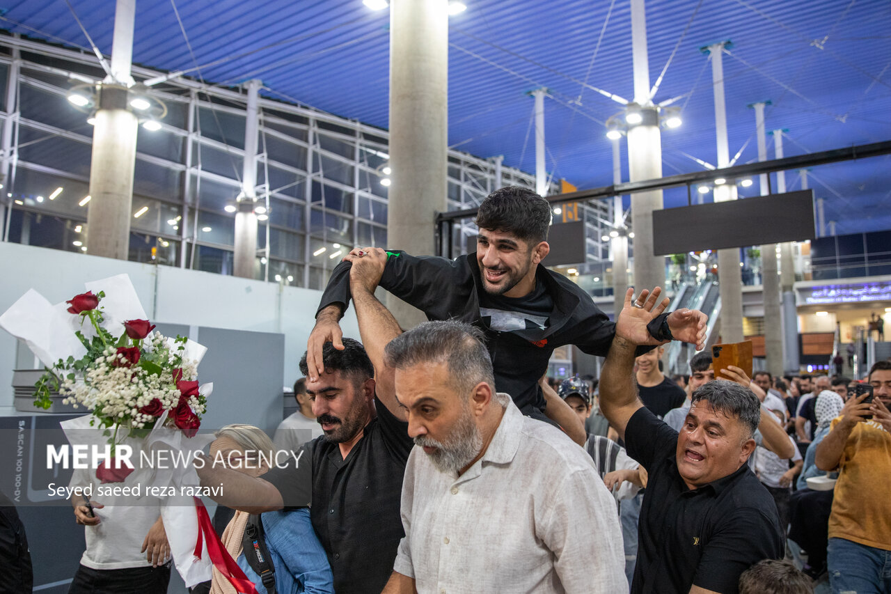 استقبال پرشور از تیم ملی کشتی فرنگی پس از قهرمانی در جهان