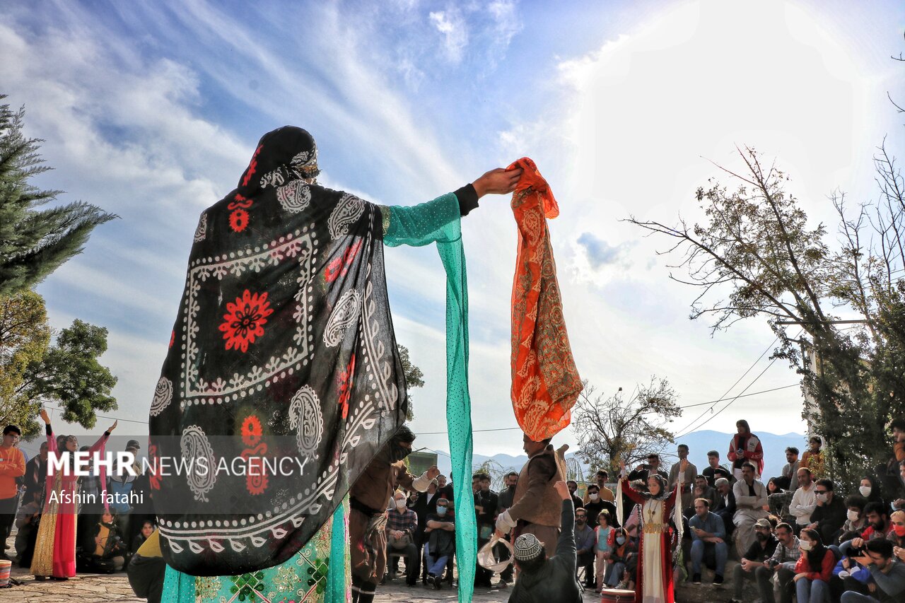 استقبال گسترده مردم از اجراهای عمومی جشنواره تئاتر خیابانی مریوان