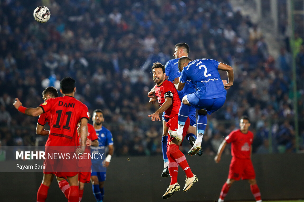 استقلال بدنبال کم کردن فاصله با پرسپولیس؛ تراکتور به فکر ورود به جدول!