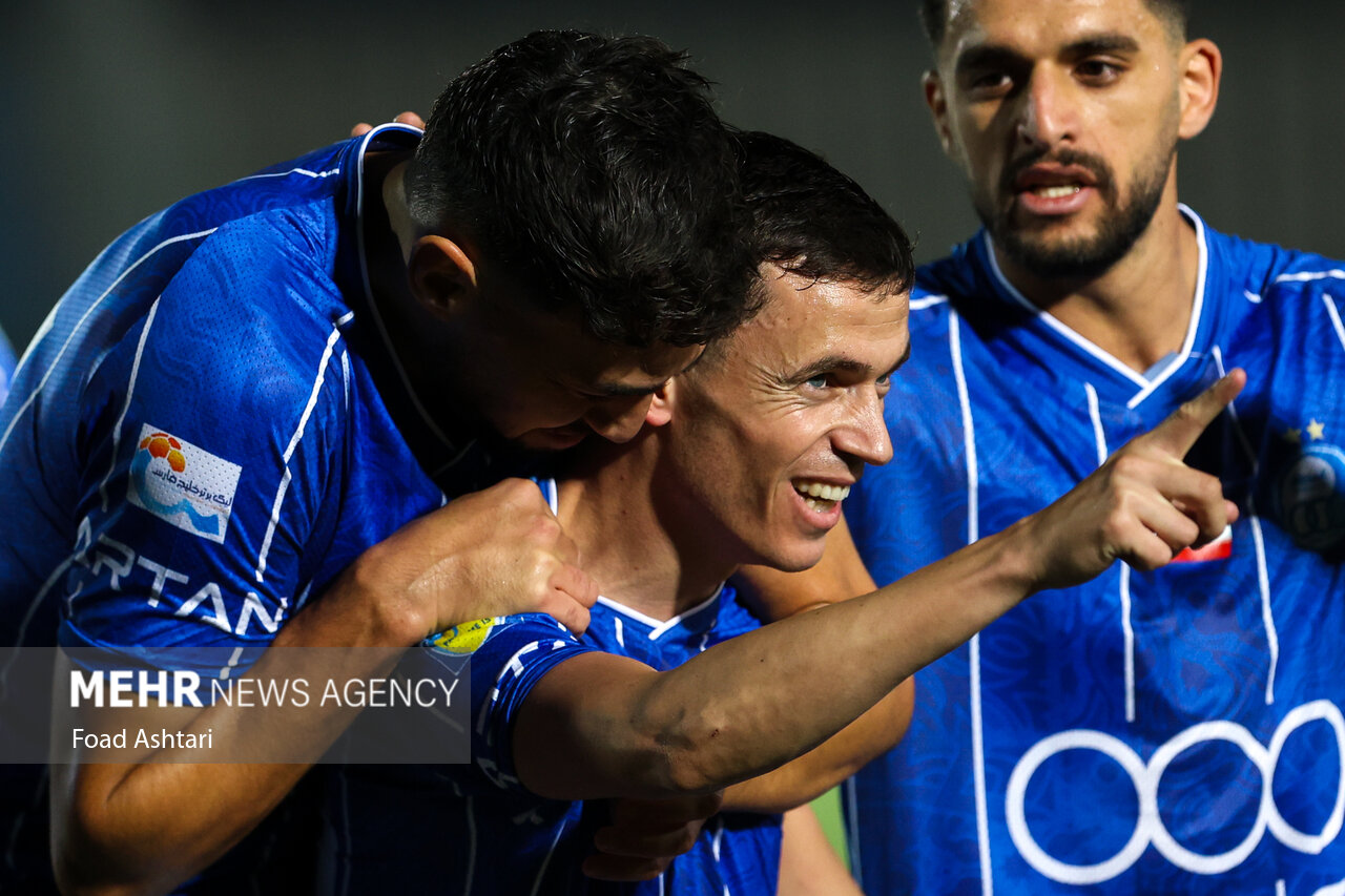 استقلال به آسانی نیمه اول بازی با فجرسپاسی را پیروز شد