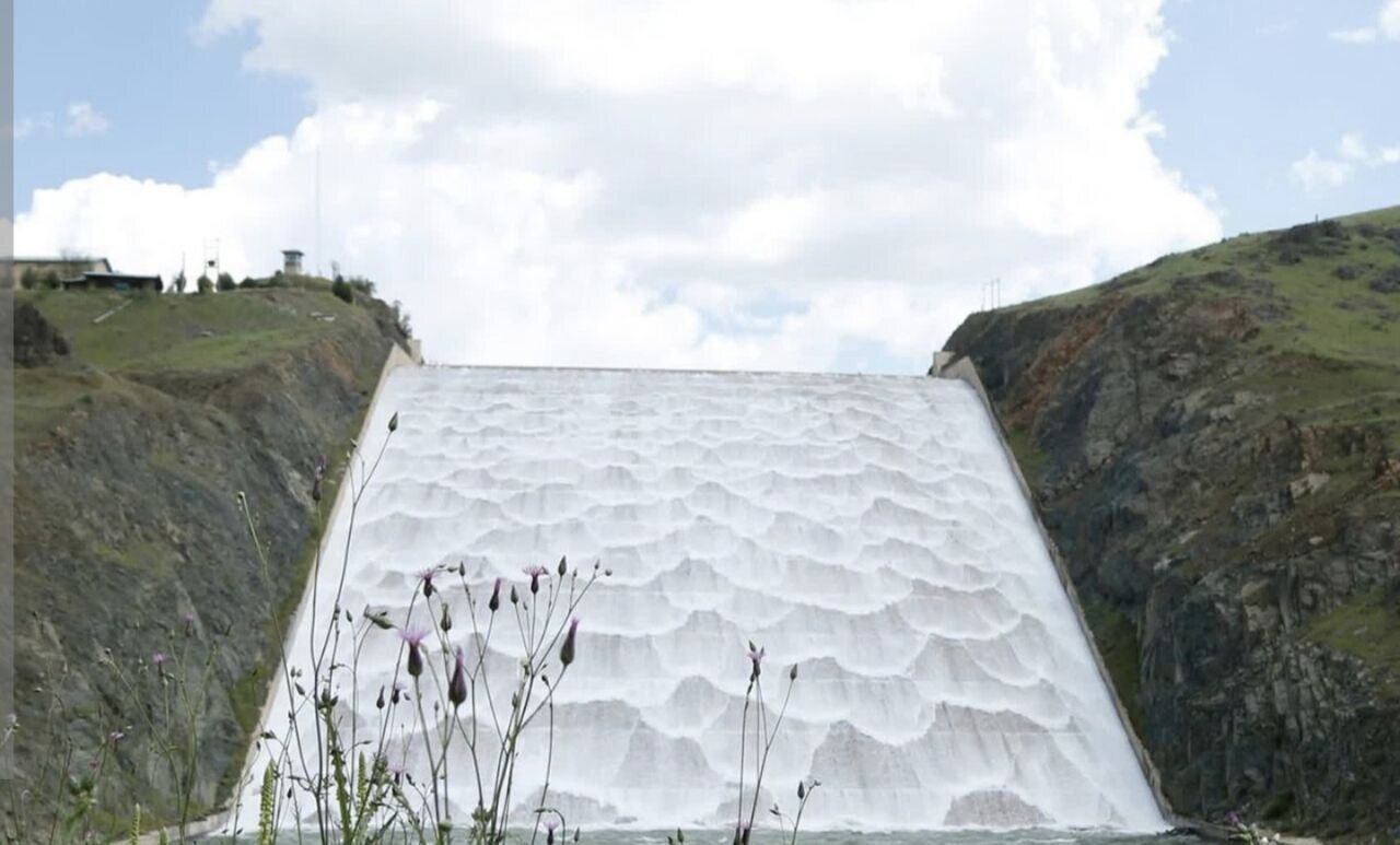 استمرار سرریز سد قشلاق در سنندج