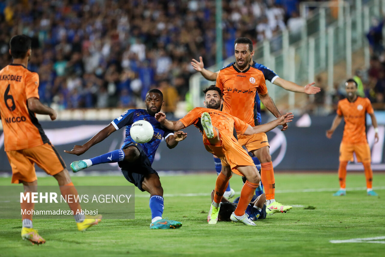 اشتباهات مدافعان استقلال کمتر شد/ دیدار با نفت پرگل خواهد شد