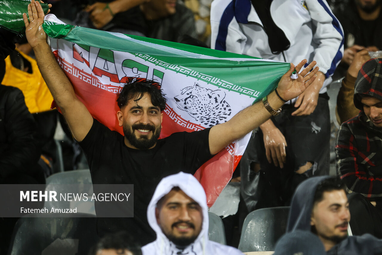 اشک شوق بیرانوند با پرچم تیم ملی ایران